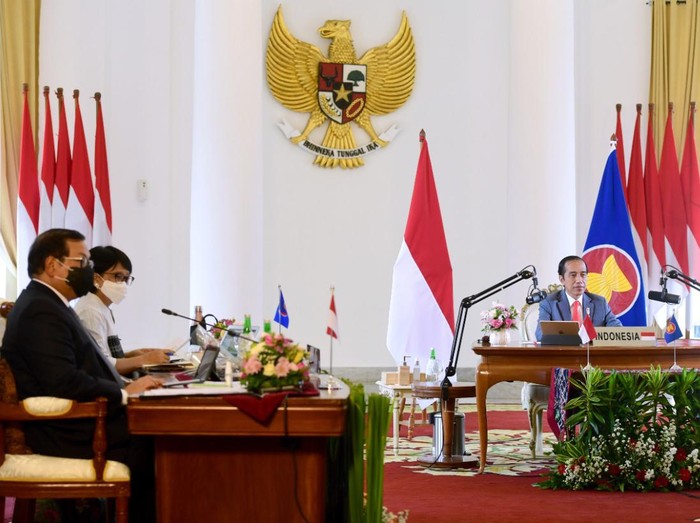 Presiden Jokowi didampingi Seskab Pramono Anung dan Menlu Retno Marsudi mengikuti KTT ASEAN-Australia secara virtual dari Istana Kepresidenan Bogor, Sabtu (14/11). (Foto: Biro Pers Setpres/Muchlis Jr)