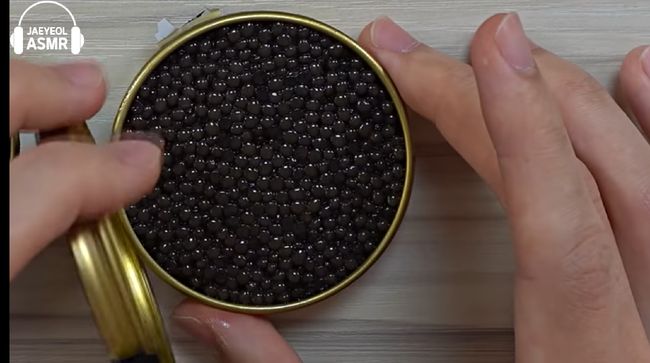 Pria Ini Mukbang Kaviar Seharga Rp 14 Juta