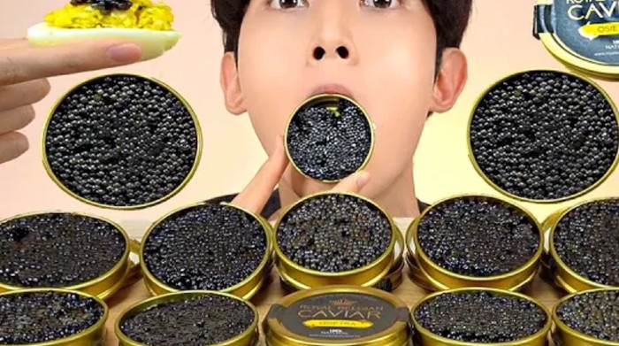 Pria Ini Mukbang Kaviar Seharga Rp 14 Juta Pria Ini Mukbang Kaviar Seharga Rp 14 Juta