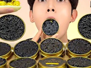 Mewah! Pria Ini Mukbang Kaviar Seharga Rp 14 Juta