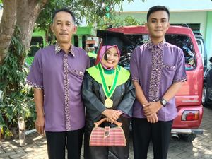 Salut, Penjual Tempe di Ponorogo Ini Berhasil Lulus S1 di Usia 42 Tahun