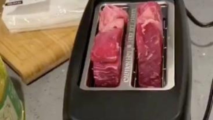 Masak Steak di Pemanggang Roti