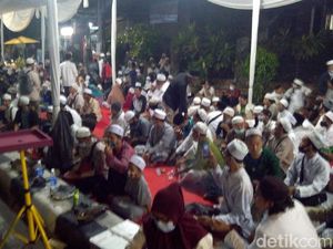 Dipadati Massa, Begini Suasana Maulid Nabi di Kediaman Habib Rizieq Malam Ini