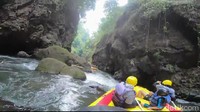 Setelah melewati hampir separuh aliran Sungai Pekalen yang dilintasi, kecuraman bebatuan membuat beberapa perahu karet peserta rafting banyak yang nyangkut di bongkahan batu besar yang tepat berada di tengah-tengah sungai (M Rofiq/detikTravel)