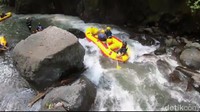 Awalnya rute yang dilewati tidak terlalu mengkhawatirkan. Selain arus airnya tidak terlalu deras, bongkahan bebatuan juga tidak terlalu besar (M Rofiq/detikTravel)