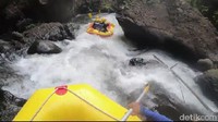 Berawal berangkat dari pos finish, peserta rafting yang sudah memakai perlengkapan keselamatan, seperti helm dan jaket pelampung berangkat menuju garis start di Sungai Pekalen (M Rofiq/detikTravel)