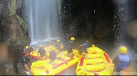 Kucuran air yang sangat banyak dari atas tebing membuat peserta betah berlama-lama di sini (M Rofiq/detikTravel)