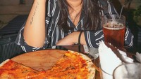 Tak hanya doyan burger, Syaima juga doyan jajan pizza. Pesanan pizza kali ini ditemani dengan segelas es teh manis. Foto: Instagram @syaimasalsabila