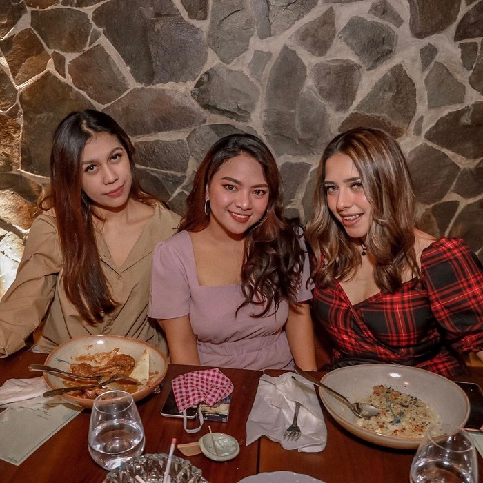 Gaya Syaima Salsabila saat Ngemil Burger dan Kentang Goreng