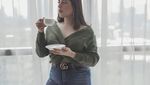 Gaya Syaima Salsabila saat Ngemil Burger dan Kentang Goreng