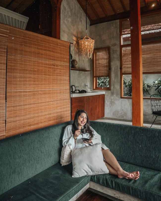 Sebagai seorang selebgram, perempuan 24 tahun ini cukup eksis di media sosial. Ia memiliki 466 ribu pengikut. (Foto: Instagram @syaimasalsabila)