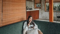 Nah, kalau yang satu ini adalah momen Syaima Salsabila kala bersantai. Sambil ditemani dengan secangkir teh. Foto: Instagram @syaimasalsabila