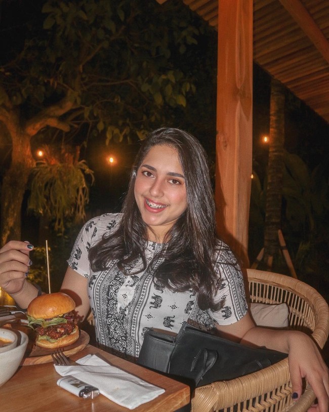 Di Instagram, ia kerap mengunggah foto-foto kegiatannya seperti saat OOTD, kulineran atau liburan. Namun, banyak orang yang mengenal dia lewat konten-konten kocak. (Foto: Instagram @syaimasalsabila)