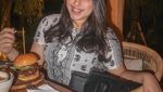 Gaya Syaima Salsabila saat Ngemil Burger dan Kentang Goreng