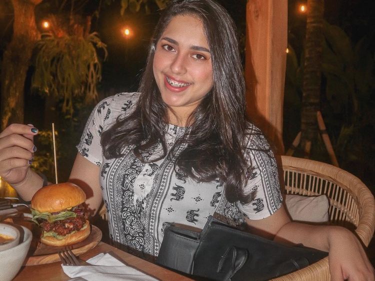 Gaya Syaima Salsabila saat Ngemil Burger dan Kentang Goreng