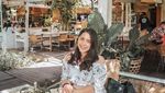 Gaya Syaima Salsabila saat Ngemil Burger dan Kentang Goreng
