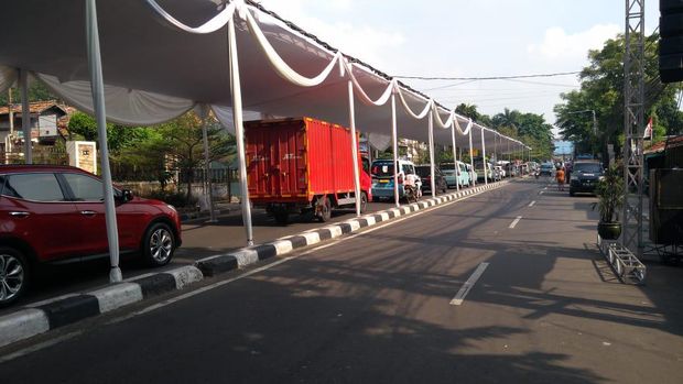 Tenda terpasang di Jl KS Tubun menjelang nikahan putri Habib Rizieq dan peringatan Maulid Nabi SAW.