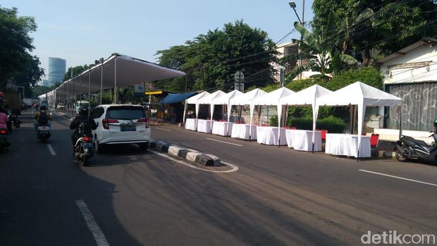 Tenda terpasang di Jl KS Tubun menjelang nikahan putri Habib Rizieq dan peringatan Maulid Nabi SAW. (Adhyasta Dirgantara/detikcom)