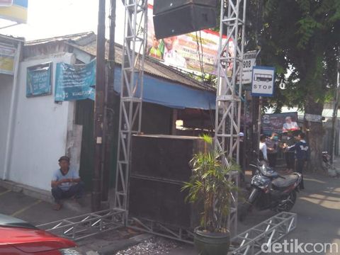 Tenda terpasang di Jl KS Tubun menjelang nikahan putri Habib Rizieq dan peringatan Maulid Nabi SAW. (Adhyasta Dirgantara/detikcom)