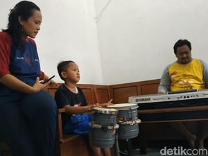 Belajar Otodidak, Bocah TK yang Viral Piawai Main Kendang Idolakan Dory Harsa