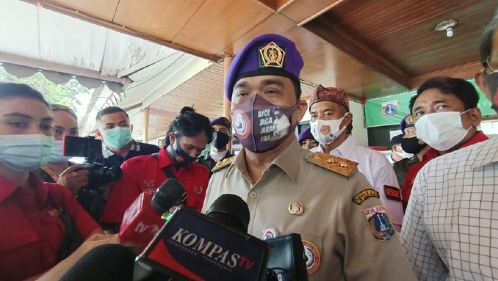 Wakil Gubernur Ahmad Riza Patria saat hadir dalam acara donor darah di Mampang Prapatan, Jakarta Selatan.