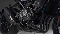 Dari aspek jantung pacu, motor ini tetap mengusung mesin 1.000 cc yang bisa menghasilkan tenaga puncak 107 kW pada 10.500 rpm, dan torsi maksimum 104 Nm pada 8.250 rpm. Mesin itu disempurnakan dengan 4 pilihan mode berkendara dan fitur kontrol traksi. Foto: Honda
