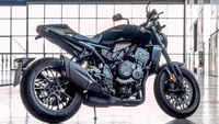 Honda CB1000R masih menggunakan sasis yang lama, yakni tipe backbone berbahan baja, yang dikombinasi swingarm aluminium. Sokbreker depan menggunakan upside down besutan Showa tipe SFF-BP. Foto: Honda