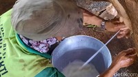 Warga memerah susu sapi dua kali sehari, pagi dan sore. Rata-rata bisa mencapai 20 liter susu per ekor sapi. Jauh Hari Wawan S/detikcom.