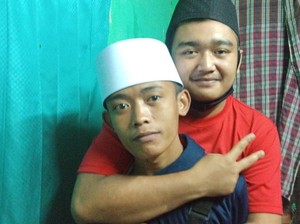 Kerinduan Akbar yang Viral Ngaji di Trotoar Terhadap Ibunya