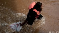 Mereka membawa karung untuk mengumpulkan sampah.
