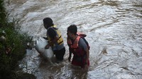 Para relawan ini pun mengenakan jaket pelampung sebagai antisipasi keselamaan diri.