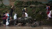 Dari hasil bersih-bersih sampah setidaknya kurang lebih 700 kilogram sampah yang berhasil dikumpulkan.