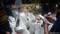Sampah-sampah yang terkumpul kemudian dijadikan satu dan ditimbang untuk selanjutnya diangkut menggunakan kendaraan dinas dari pemerintah daerah setempat.