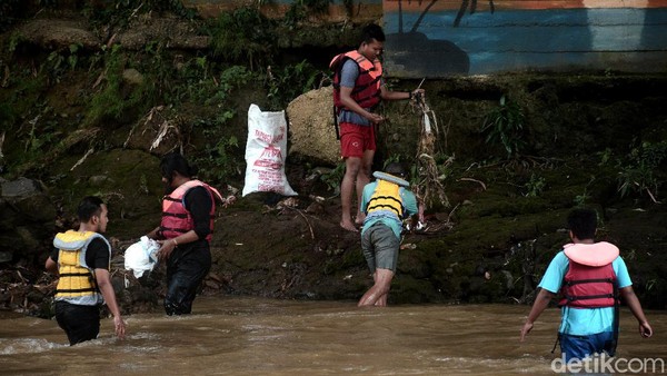 Relawan Kumpulkan 700 Kg Sampah di Sungai Ciliwung