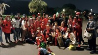 Aksi pun akhirnya dibubarkan oleh petugas sekitar pukul 22.00 WIB. aksi tersebut ditutup dengan pembacaan doa hingga foto bersama. (Foto: Hanif/detikcom) 