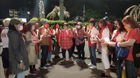 “Semoga bangsa kita ini tidak adalagi yang menzalimi. Yok kita berdoa bersama. Demi kepentingan wanita tidak adalagi wanita-wanita yang dihina dan dicaci,” ujar seorang ibu-ibu berhijab saat menyampaikan orasinya, pada Sabtu (14/11/2020). (Foto: Hanif/detikcom) 