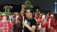 Laskar Nikita Mirzani memulai aksi dengan menyalakan lilin. (Foto: Hanif/detikcom) 