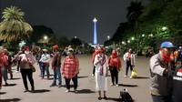 Mereka lalu berpindah ke Silang Monas demi tetap menunjukkan aksi dukungan mereka untuk Nikita Mirzani. (Foto: Hanif/detikcom) 