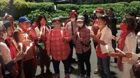 Tak sampai 30 orang hadir dari rencana 300 orang. Mereka sempat diusir pihak kepolisian karena tak mengantongi izin aksi. (Foto: Hanif/detikcom) 