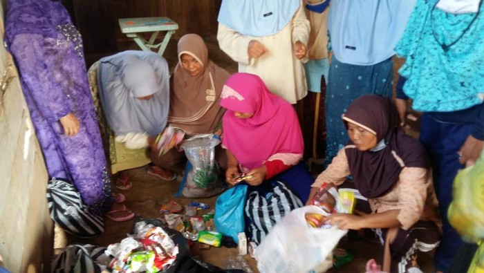 Aktivitas santri lansia dengan tabungan sampah bersih