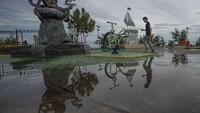 Warga berjalan di taman tepi Pantai Piwang, Ranai.