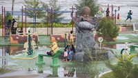 Pantai Piwang menjadi salah satu tempat wisata yang banyak diminati warga.