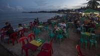 Nampak Pantai Piwang tetap ramai hingga malam hari.