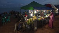 Sejumlah pedagang merasa akhir pekan memberi mereka keuntungan lebih besar dari hari biasanya.