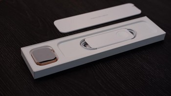 Inilah dalam kotak kemasan Apple Watch SE. Foto: Adi Fida Rahman/detikINET