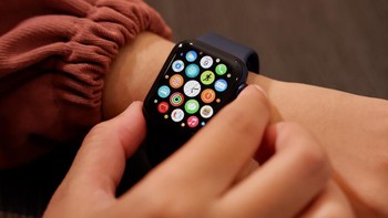 Nah bila tertarik dengan Apple Watch Series 6 di EKACELULLER dibanderol mulai dari Rp 7,6 juta.  Foto: Adi Fida Rahman/detikINET