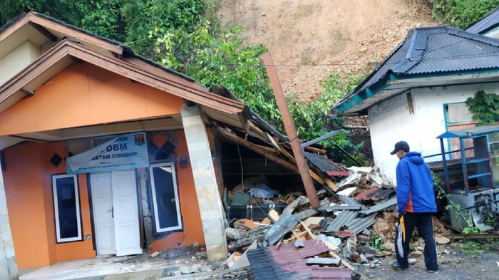 Banjir dan longsor terjang wilayah Sukabumi