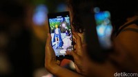 Ada juga yang mengabadikan peragaan busana ini lewat telepon pintarnya agar bisa dinikmati oleh segelintir orang lainnya secara virtual.