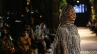 Fashion show ini menceritakan sebuah perjalanan dalam usaha pelestarian budaya.Terlebih di tengah pandemi. Sesuai dengan judulnya, PakaianKoe merupakan sebuah presentasi hasil dari apa yang dilakukan oleh Lakon Indonesia bersama dengan para pengrajin, khususnya di daerah Jawa.