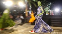 Model memperagakan busana koleksi dari Lakon Indonesia dalam “Pakaiankoe: A journey to Java” di District 8, Jakarta, Minggu, (15/11/2020) malam.